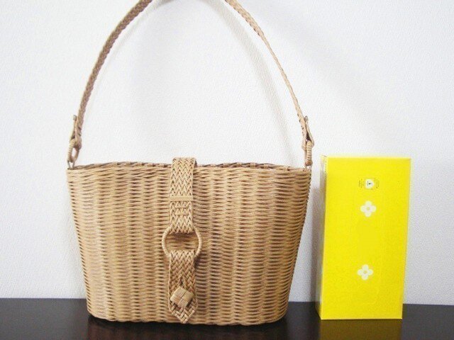 クラフトバンド　バッグ　　　ハンドメイド　ショルダー よろい編みのショルダーバッグ／ベージュ クラフトバンド | iichi 日々