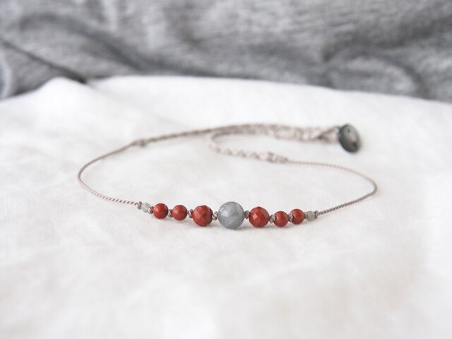 Gray&Red Short Necklaceの画像1枚目