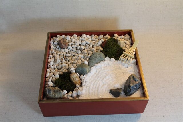 本漆塗りの重箱で日本庭園(箱庭)の画像1枚目