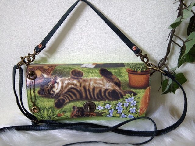 フォーリアオリジナルポシェット長財布【USAコットン”お花が咲く中で佇むたくさんの猫たち”ラミネート仕上げ持ち手と斜め掛け紐付きの画像1枚目