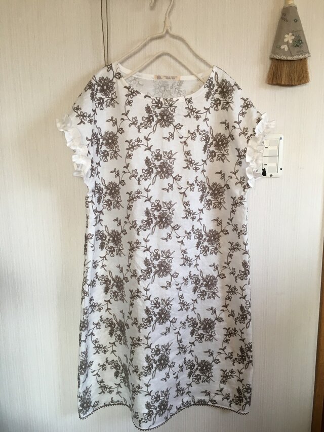 刺繍リネンのフレンチスリーブワンピの画像1枚目