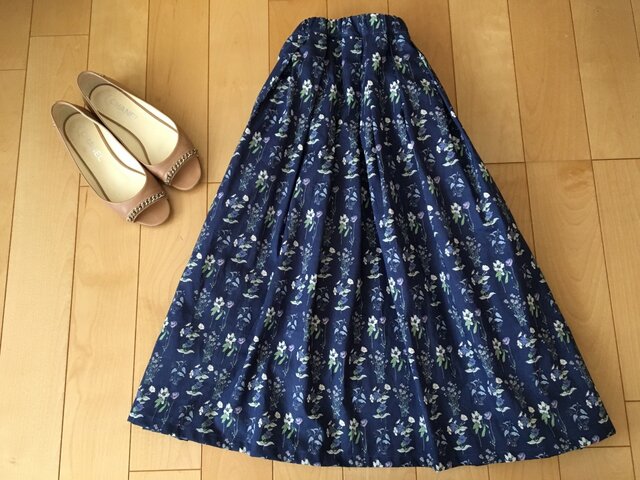 SALEネイビー並び花柄スカート(お揃いシュシュ付き)の画像1枚目