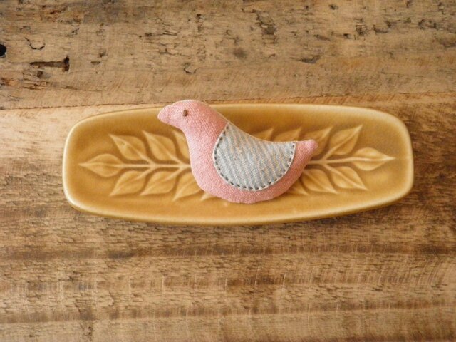 小鳥のブローチ ピンクに生成りと水色のしましまの画像1枚目