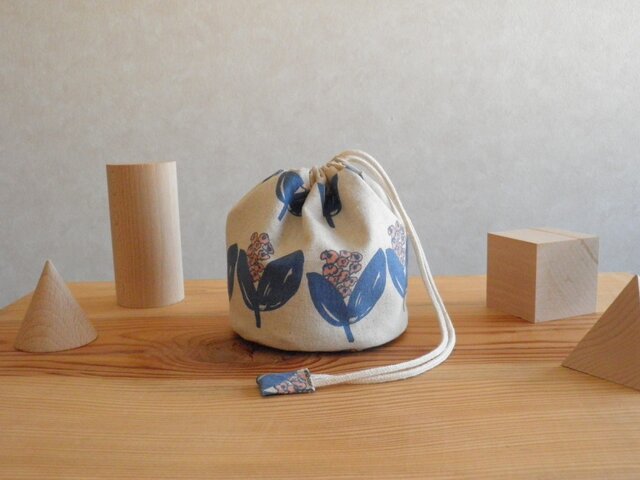 コロンとした小物入れ ピンクのお花、ブルーの葉っぱの画像1枚目