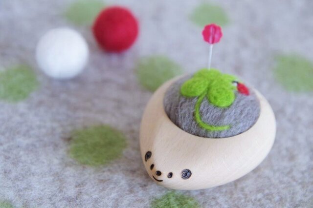 羊毛ピンクッション【針山】はりねずみ 四つ葉のクローバー&てんとう虫の画像1枚目