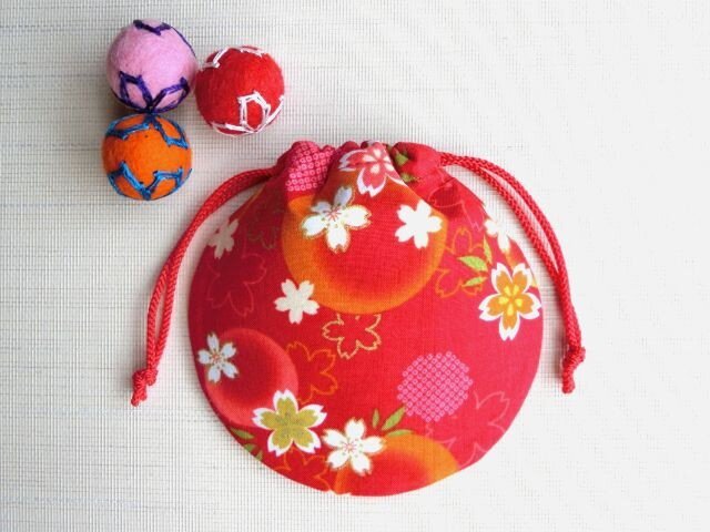 ミニ巾着 赤色金彩 ほんわり桜 御守り アクセ収納 七五三 プレゼントにも 再販の画像1枚目