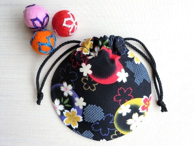ミニ巾着 黒色金彩 ほんわり桜 御守り アクセ収納 七五三 プレゼントにも 再の画像1枚目