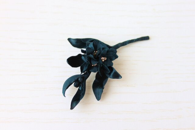 sale!シルクコットンの摘み花コサージュブローチSサイズ<ミッドナイトブルー>CY056S-T8BBの画像1枚目