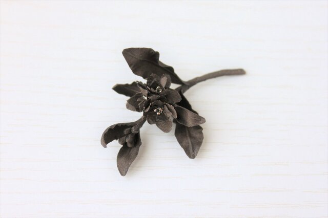 コットンシルクの摘み花コサージュブローチS<チョコレートブラウン>CY032S-T8DBの画像1枚目