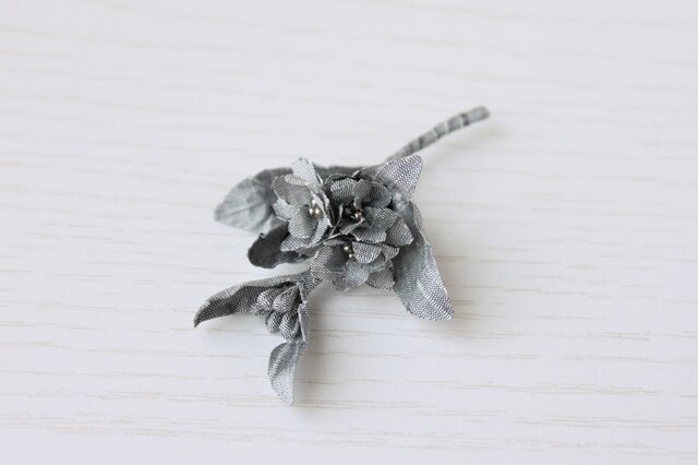 sale!シルクの摘み花コサージュブローチSサイズ<シルバーグレー>CY027AS-T8DBの画像1枚目