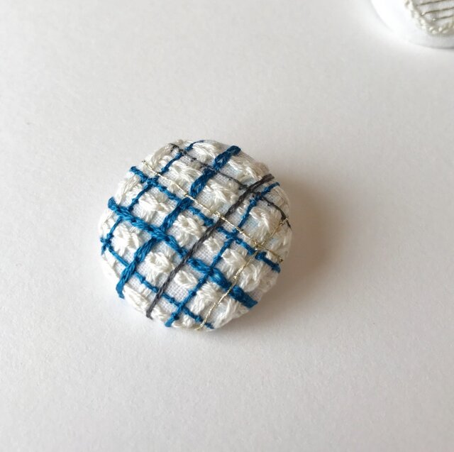 刺繍くるみボタンヘアゴム【お絵描きチェック】の画像1枚目