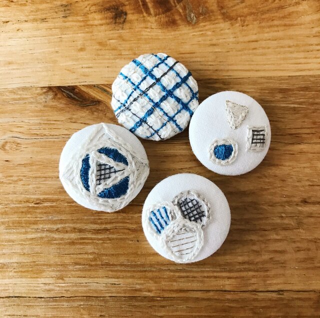 刺繍くるみボタンヘアゴム【お絵描きチェック】 | iichi 日々の