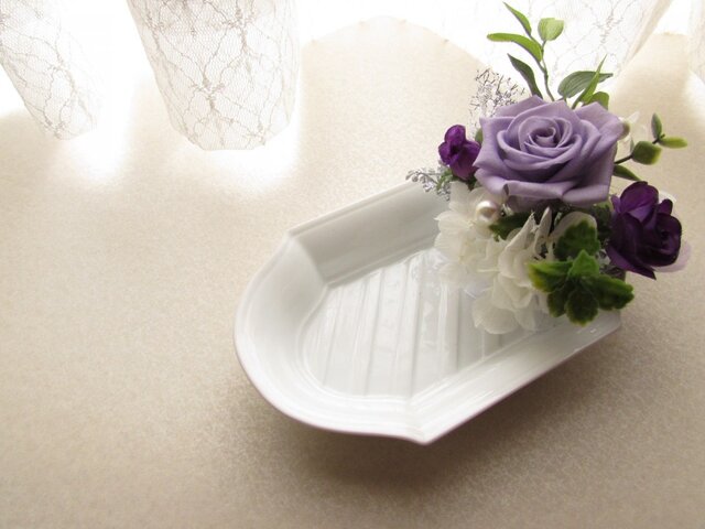 140:【SOLD】ギフトに♪ローズのプリザを使った小物トレイの画像1枚目