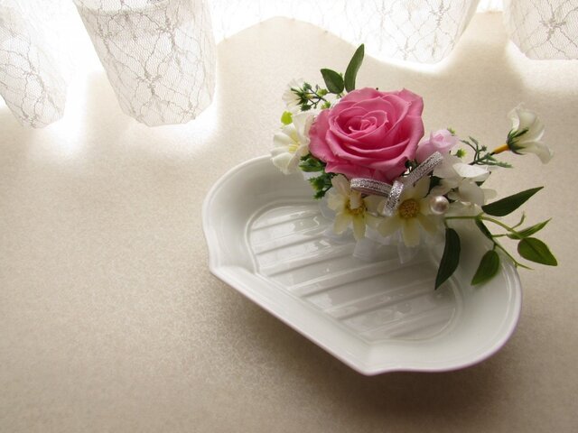 141:【SOLD】ギフトにも♪プリザーブドフラワーのアクセサリートレイ。の画像1枚目