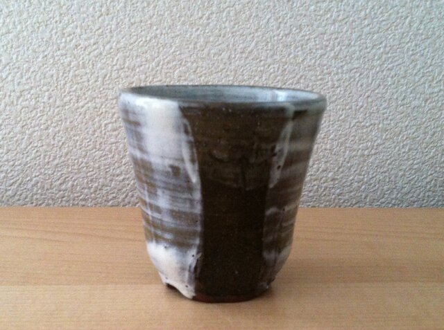 有田自然黒土に刷毛目のぐい呑の画像1枚目