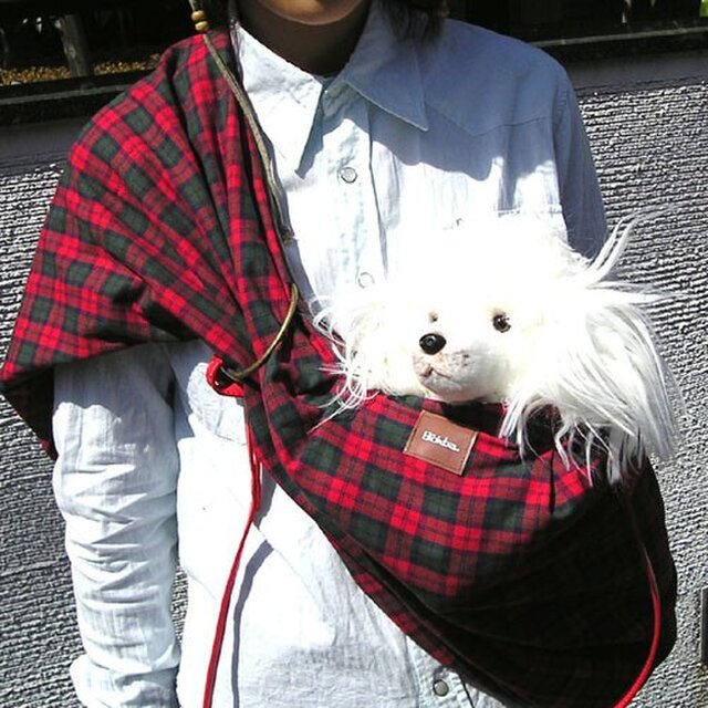 犬用抱っこ紐(タータンチェック)の画像1枚目