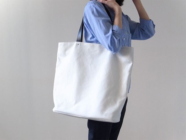 シンプルな装いに - トートバッグWhite(L) - :カレン クオイルの画像1枚目