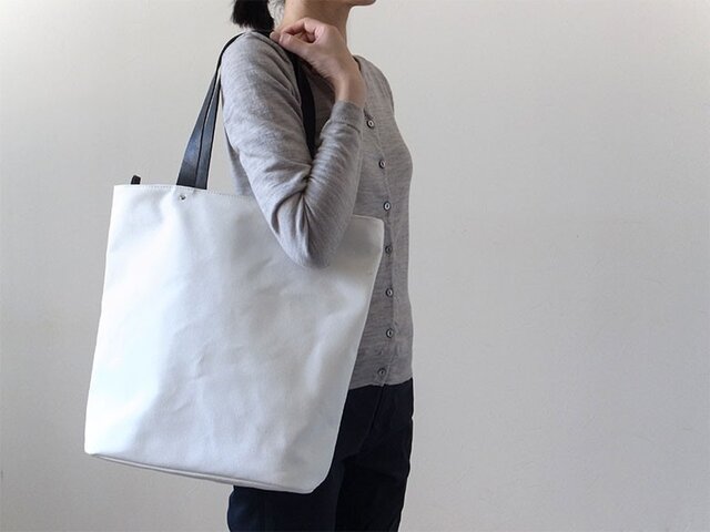 シンプルな装いに - トートバッグWhite(M)- :カレン クオイルの画像1枚目