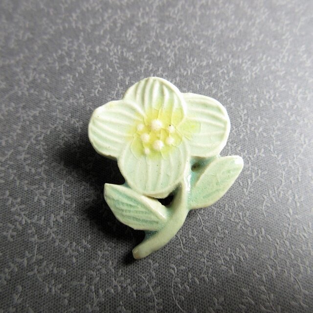陶器で出来たお花のブローチの画像1枚目