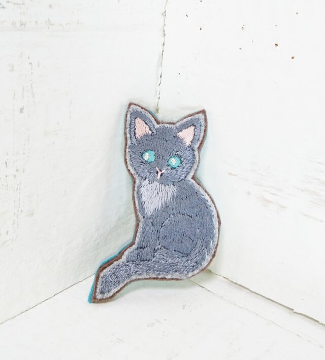 グレーの猫ちゃん*刺繍ブローチの画像1枚目