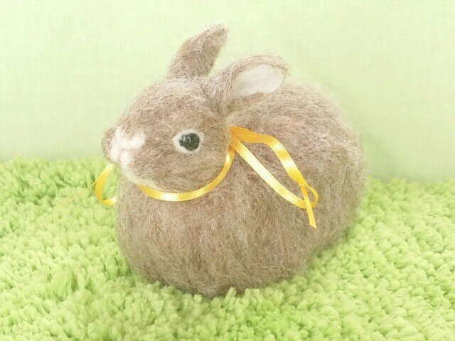羊毛うさぎM*チェスナット*立ち耳*香箱座りの画像1枚目