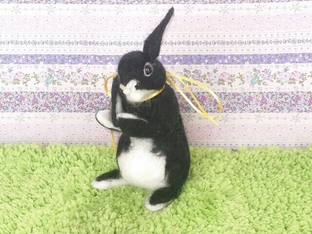 羊毛うさぎM*ブラック*立ち耳*耳なめの画像1枚目