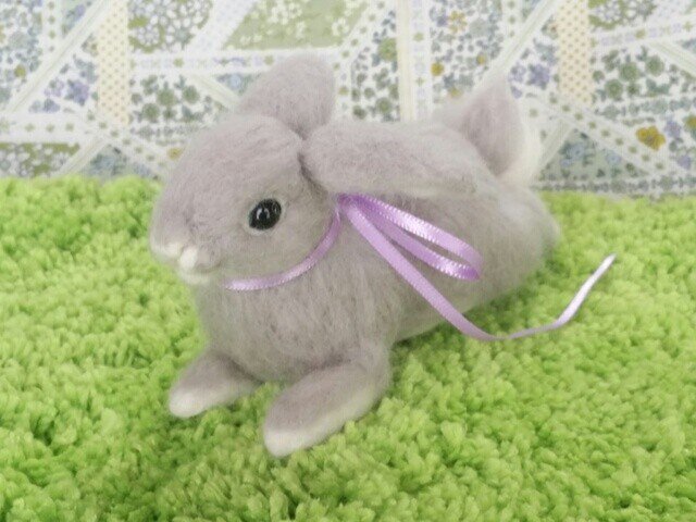 羊毛うさぎM*ライラック*立ち耳*ごろ寝の画像1枚目