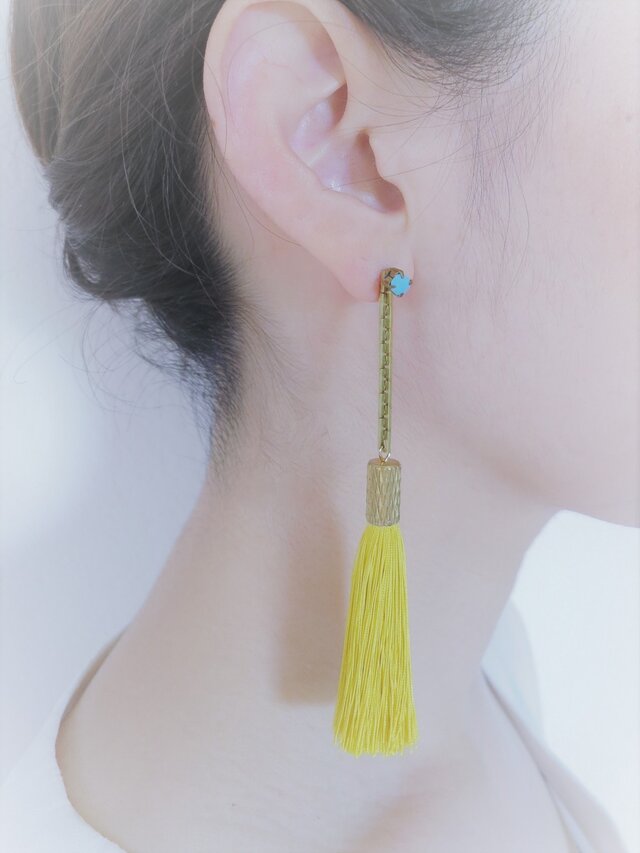 シルクタッセルロングピアス マスタード tassel pierced earrings <PETS-2YL>の画像1枚目