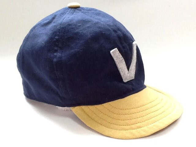 アルファベットキャップ『V』 国産ハーフリネン生地 の画像1枚目