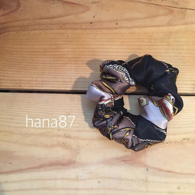 ふわっときれいにカッコよく♡スカーフ柄のシュシュ