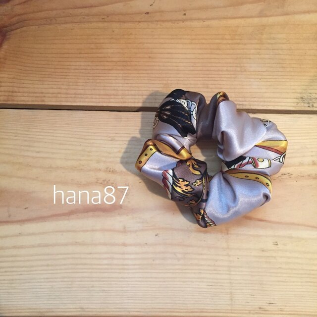 ふわっときれいにカッコよく♡スカーフ柄のシュシュ