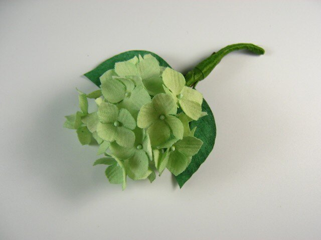 手染め布花 緑・グリーンのアジサイ(紫陽花)のコサージュ | iichi