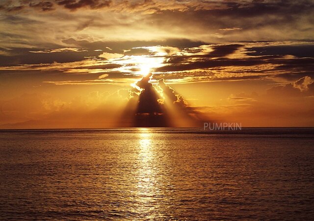 エンジェルラダー PH-A4-010 写真 天使の梯子 朝日 海 海上 水平線 の画像1枚目