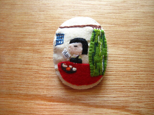 窓辺で手紙を読む女の子<布ブローチ(刺繍ブローチ)>の画像1枚目
