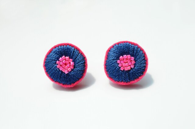 <Stella~遊び好きの星~>刺繍イヤリング◎ブルーベリー◎ピンク×ブルーの画像1枚目