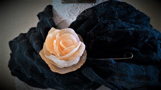 貝の薔薇のブローチ☆グラハムトーマスの画像1枚目