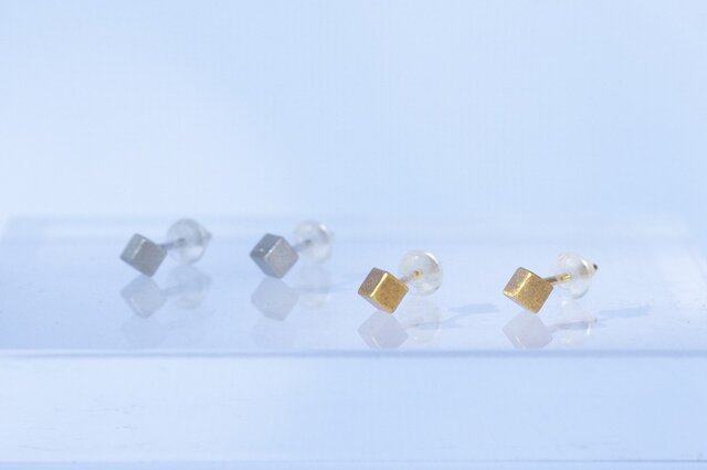 Single cube earrings (GOLD)の画像1枚目
