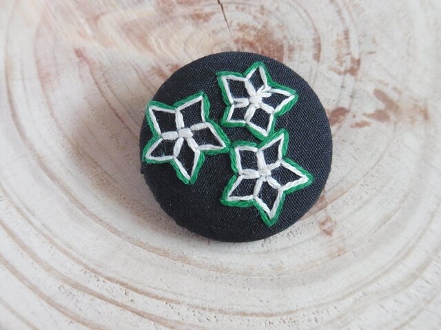 オクラの刺繍ブローチの画像1枚目