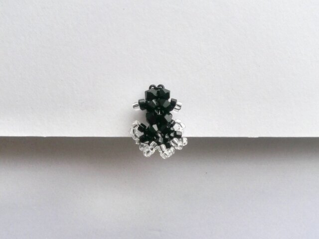 金魚のイヤリング一尾(黒/黒白)の画像1枚目