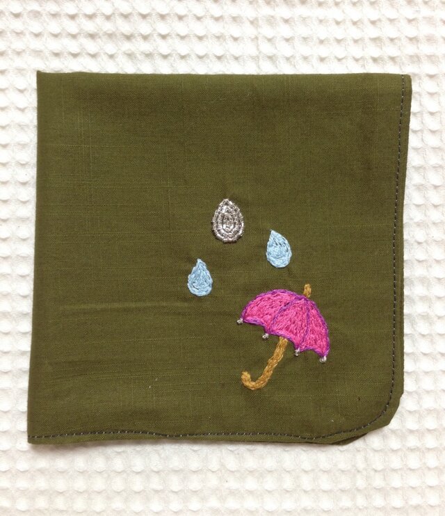 コットンの刺繍ハンカチ☆雨粒と傘の画像1枚目