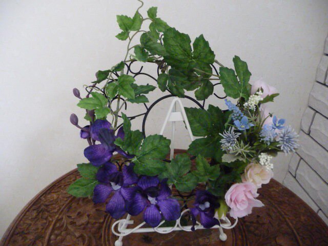 涼やかな蘭と薔薇のリースの画像1枚目