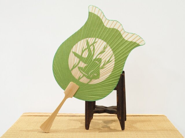 切り絵うちわ 丸に金魚の画像1枚目