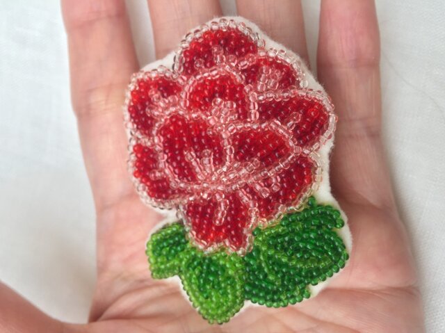 アンティークの赤とシルバーの花柄ビーズ 刺繍　ハンドメイド 繊細かつ圧巻。鳥・花・美人画を表現した酒井佐和子さんのビーズ