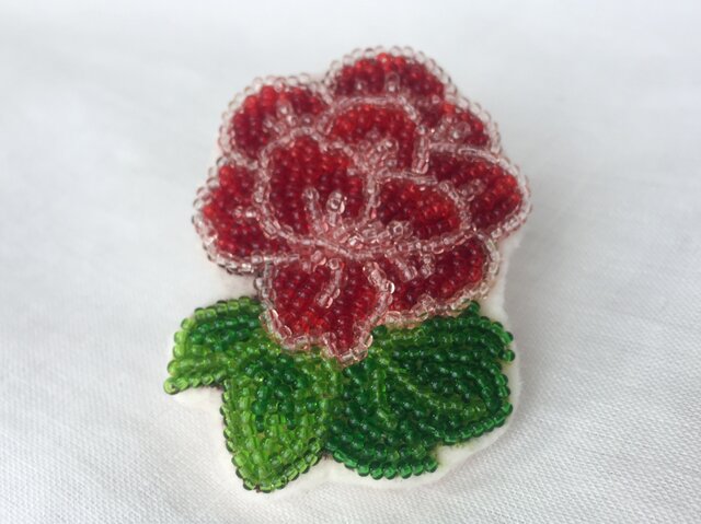 牡丹 和柄ビーズ刺繍ブローチ 赤 | iichi 日々の暮らしを心地よくする