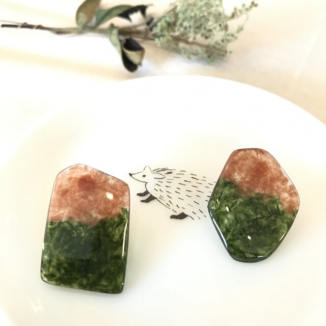 刺繍糸とレジンのバイカラーピアス【ピンクベージュ×深緑】の画像1枚目