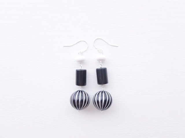 30%OFF!ホワイトジェードとストライプビーズのボリュームピアス(イヤリング変更可)の画像1枚目