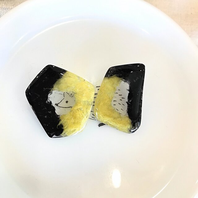 刺繍糸とレジンのバイカラーピアス【黄×黒】の画像1枚目