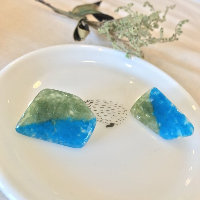 刺繍糸とレジンのバイカラーイヤリング【緑×空】の画像1枚目