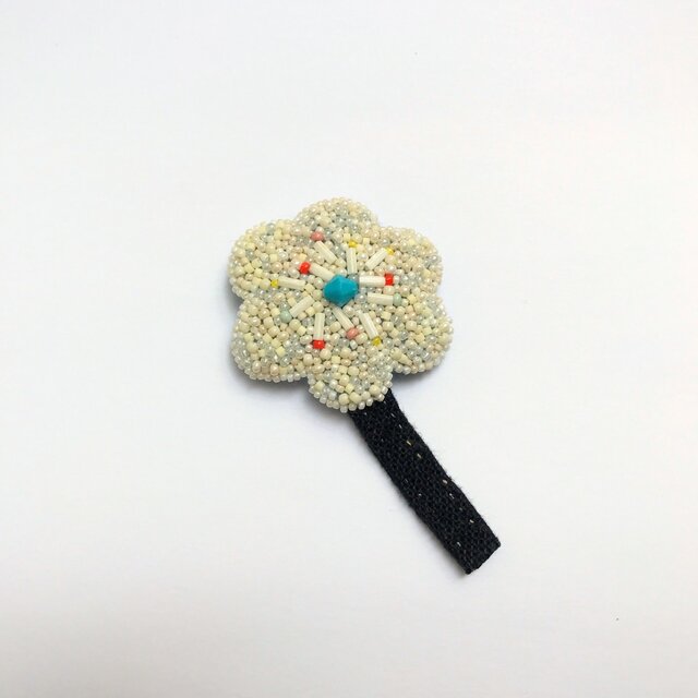 茎つきお花ブローチ1の画像1枚目
