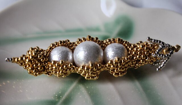 さやえんどうのブローチB | iichi 日々の暮らしを心地よくする